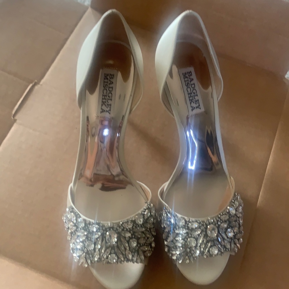 Badgley Mischka ivory sat heel